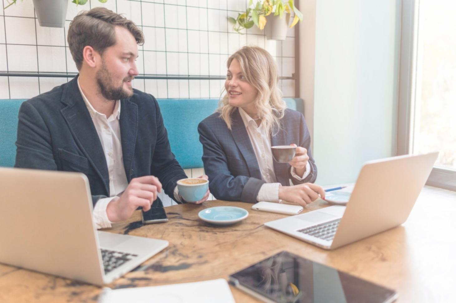 Sesiune de mentorat financiar în grup cu studenți și instructori