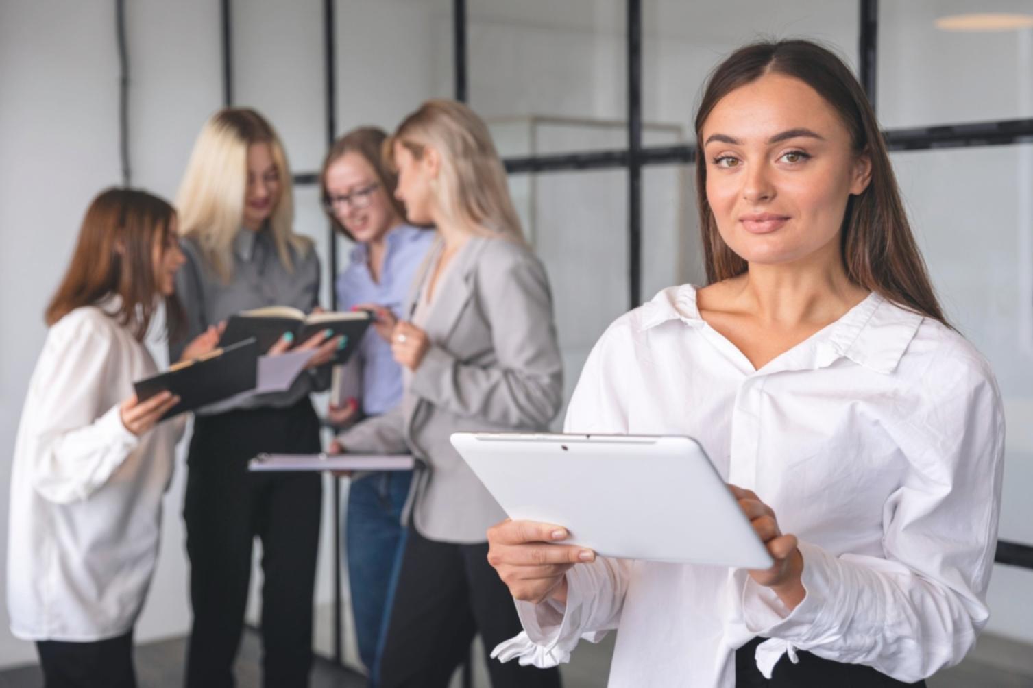 Studenți învățând concepte financiare de bază într-o sală de clasă modernă