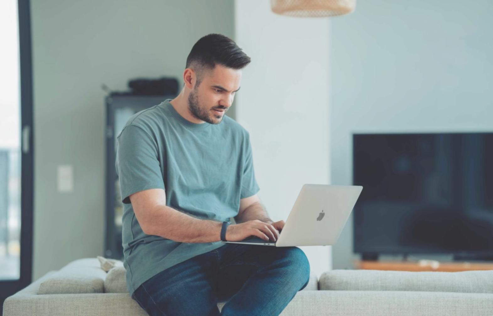 Analiză financiară detaliată pe birou