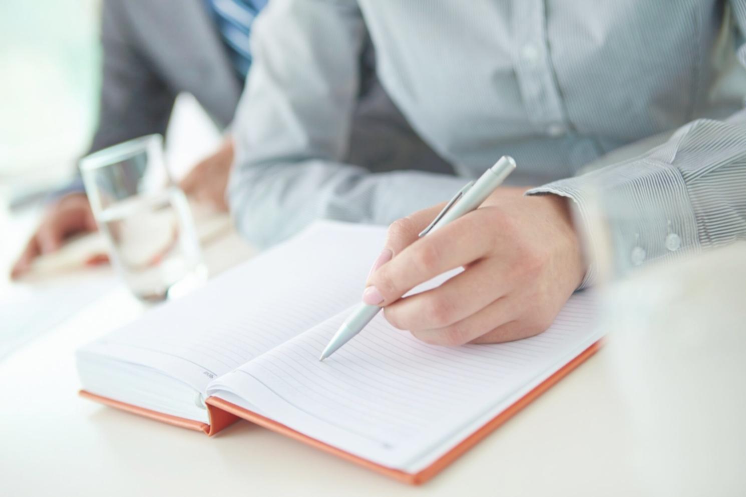 Echipa talivorenta lucrând la organizarea documentelor financiare pentru un client